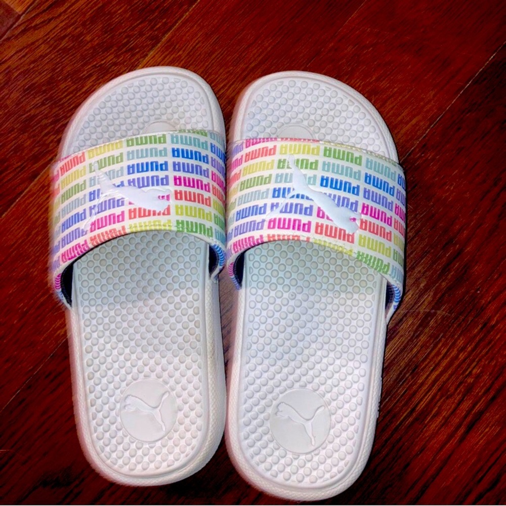 Girls sz 2 Puma slides